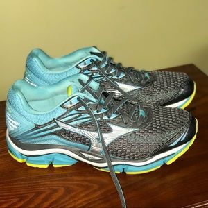 Women’s Mizuno tennis shoes size 7.5